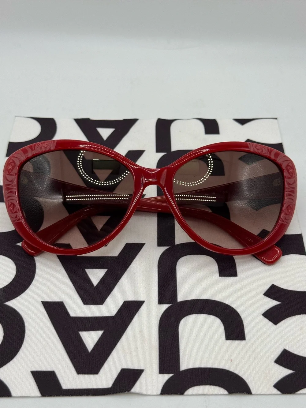 Valentino V617S Red Cat-Eye Women’s Sunglasses Floral Sculpting Italy Rare Pair